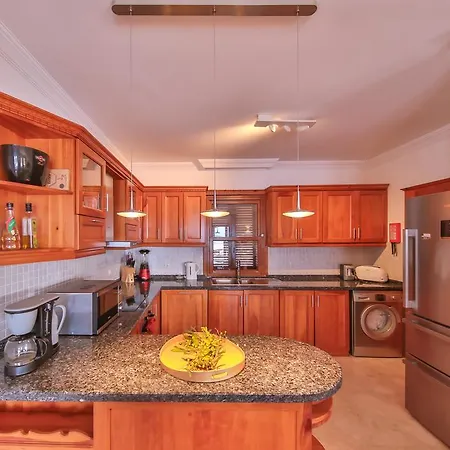 Canada Villa *